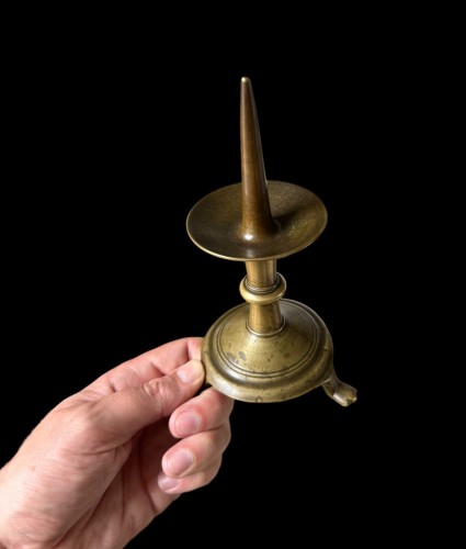 XIe au XVe siècle - Bougeoir roman en bronze, France vers 1300