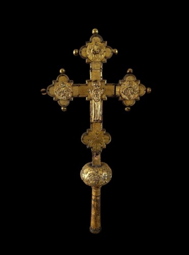 Une grande croix processionnelle en cuivre repoussé  Italie XIVe siècle - Art sacré, objets religieux Style 