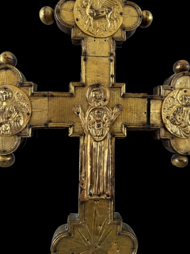Art sacré, objets religieux  - Une grande croix processionnelle en cuivre repoussé  Italie XIVe siècle