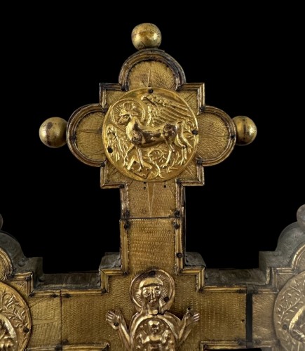 Une grande croix processionnelle en cuivre repoussé  Italie XIVe siècle - Steven Bouchaert