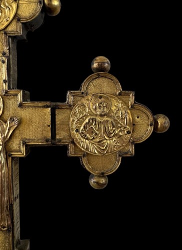 XIe au XVe siècle - Une grande croix processionnelle en cuivre repoussé  Italie XIVe siècle