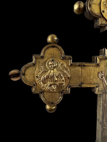 Une grande croix processionnelle en cuivre repoussé  Italie XIVe siècle - 