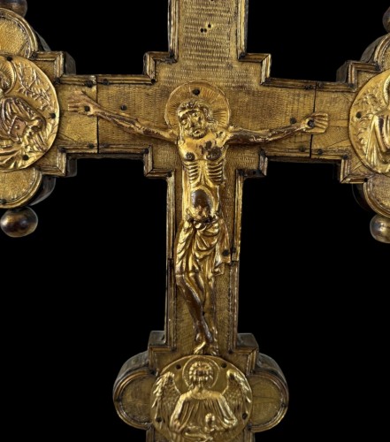  - Une grande croix processionnelle en cuivre repoussé  Italie XIVe siècle
