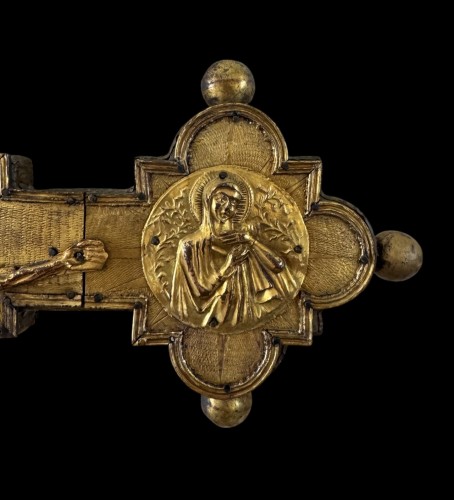 Antiquités - Une grande croix processionnelle en cuivre repoussé  Italie XIVe siècle