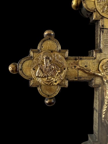 Antiquités - Une grande croix processionnelle en cuivre repoussé  Italie XIVe siècle