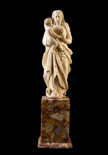 Vierge à l'Enfant avec une rose debout sur un serpent. fin du XVIe siècle. - Art sacré, objets religieux Style Renaissance