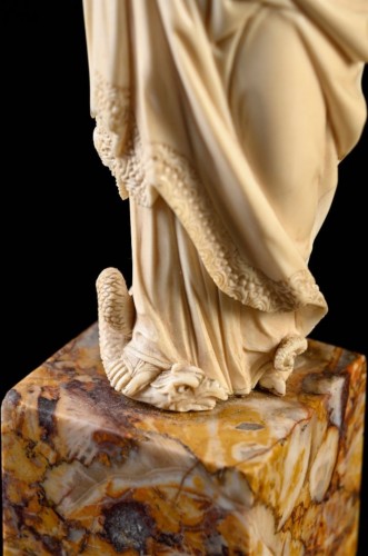 Art sacré, objets religieux  - Vierge à l'Enfant avec une rose debout sur un serpent. fin du XVIe siècle.