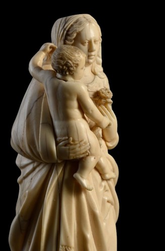 XVIe siècle et avant - Vierge à l'Enfant avec une rose debout sur un serpent. fin du XVIe siècle.