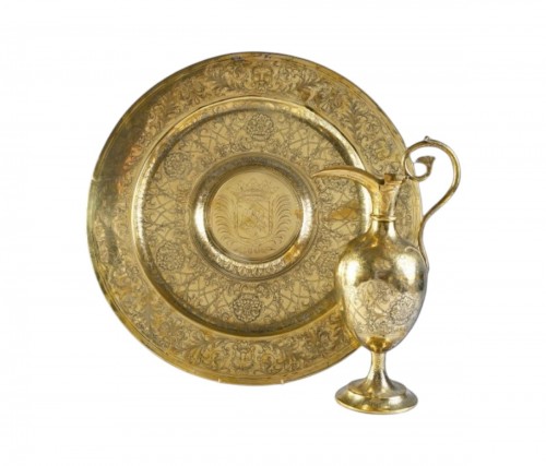 Plat vénitien gravé avec aiguière Italie XVIIe siècle