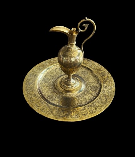 Argenterie et Arts de la table  - Plat vénitien gravé avec aiguière Italie XVIIe siècle