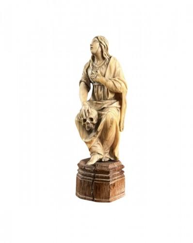  Magdalene holding a skull. 17th century Ivory sculpture
