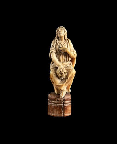 Religious Antiques  -  Magdalene holding a skull. 17th century Ivory sculpture