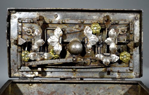 Objects of Vertu  - Small nürnberg casket with scene of &quot;noli mi tangere&quot;.  renaissance era.