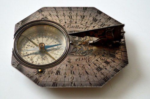 A sundial-compass by michael butterfield.  late 17th century.  - Collectibles Style Louis XIV