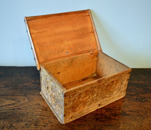 Antiquités - A casket in beechwood.   Germany.  15th century.  