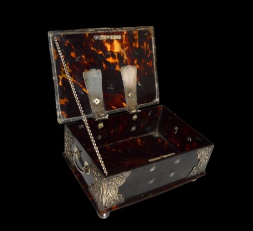  - 18th century Dutch-Colonial casket in silver &amp; tortoiseshell 