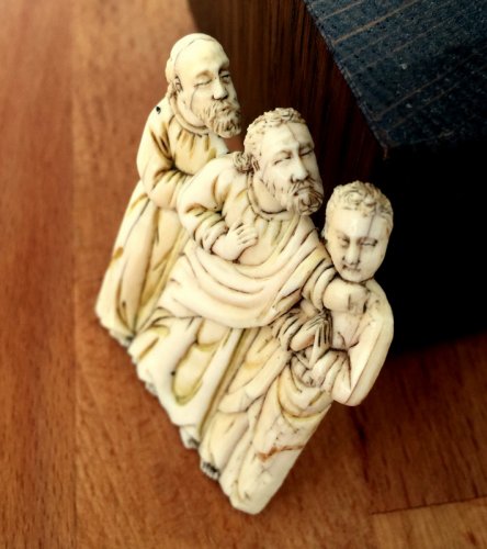 Bone plaque depicting 3 apostles. Circa 1380. - 