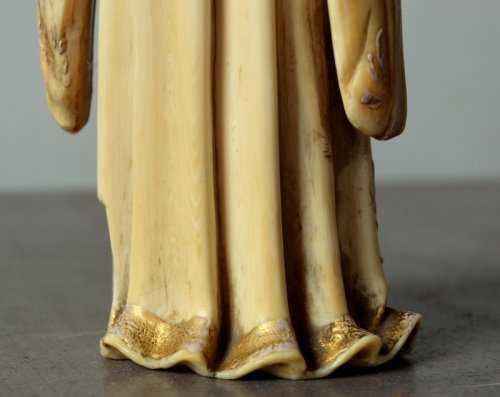 Antiquités - Ivory carved Virgin.Philippines 17th century.