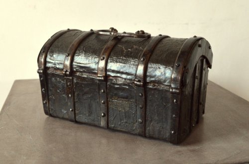 Gothic leather casket.France 15th century. - Curiosities Style Middle age