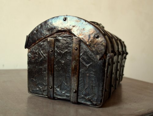 11th to 15th century - Gothic leather casket.France 15th century.