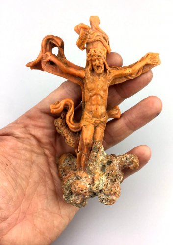 Christ in carved coral.Italy 17th century. - Religious Antiques Style 