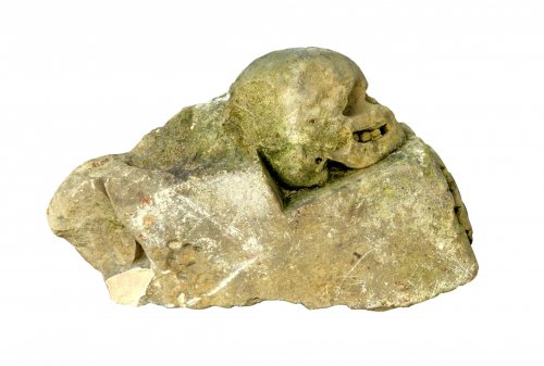 XVIIe siècle - Elément architectural en pierre sculpté d'un crâne XVIIe siècle