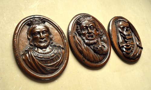 Three wood carved allegorical medaillons.17th century - 