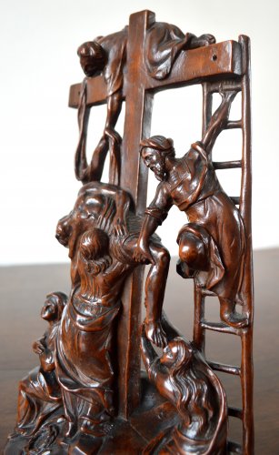 17th century - The Descent from the Cross - Walnut group Late 17th century.