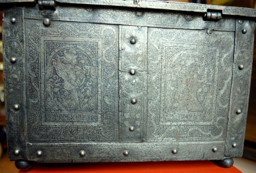 Renaissance - Huge casket in etched steel, Nürnberg 2nd half 16th century.