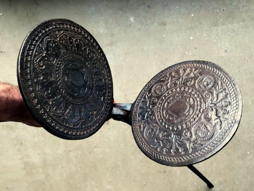 Renaissance waffle iron.Circa 1580. - Curiosities Style Renaissance