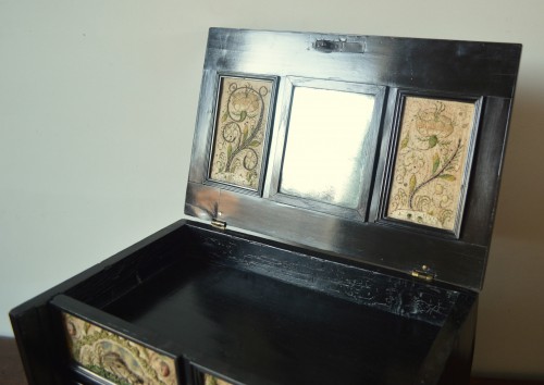 Petit cabinet en placage d'ébène et broderie, Anvers vers 1650 - Steven Bouchaert