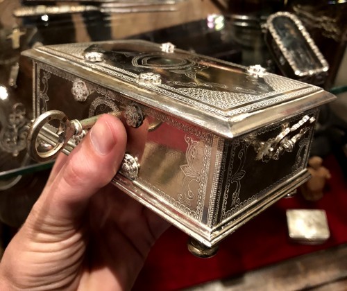 Antiquités - A Dutch colonial engraved silver casket.18th century