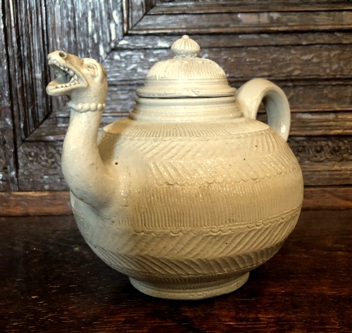 A Westerwald stoneware teapot.Mid-18th century - Porcelain & Faience Style 