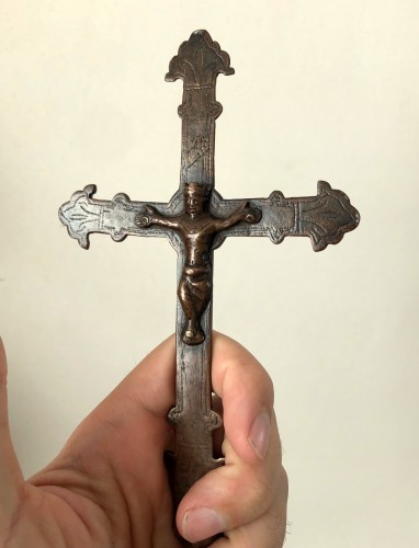 XIe au XVe siècle - Croix procession miniature en cuivre. XIIIe siècle