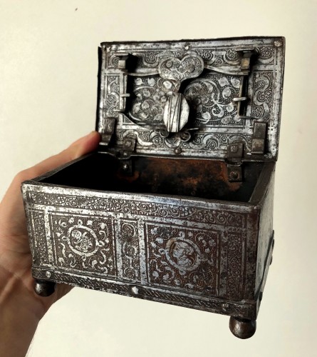 Coffret en fer gravé à l'eau-forte, Nuremberg 2e moitié du XVIe siècle - Objets de Curiosité Style Renaissance