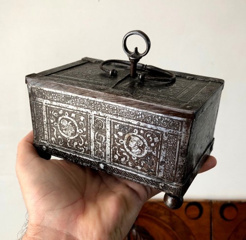 Antiquités - Casket in etched iron, Nürnberg 2nd half 16th century.