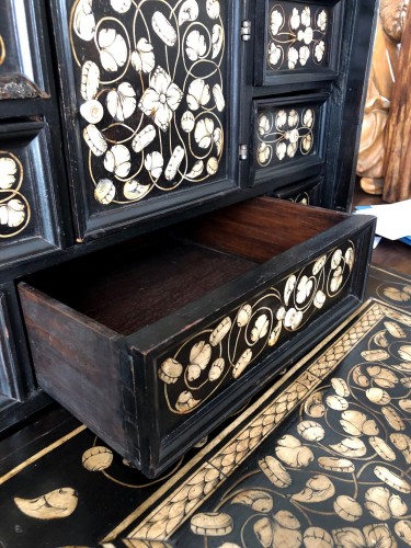 Antiquités - Indo-Portugese table cabinet.Late 17th century.