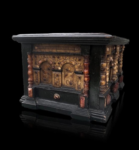 A renaissance alabaster and wood casket.Circa 1600 - 