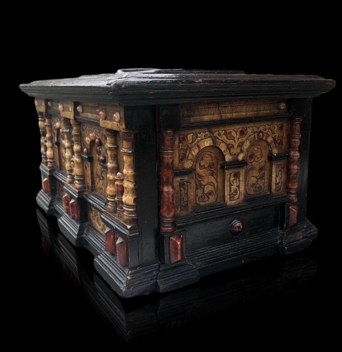 17th century - A renaissance alabaster and wood casket.Circa 1600