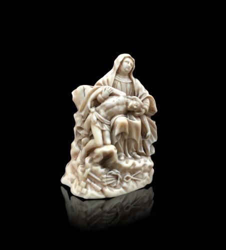 Pieta miniature en ivoire sculpté XVIIe siècle - Art sacré, objets religieux Style 