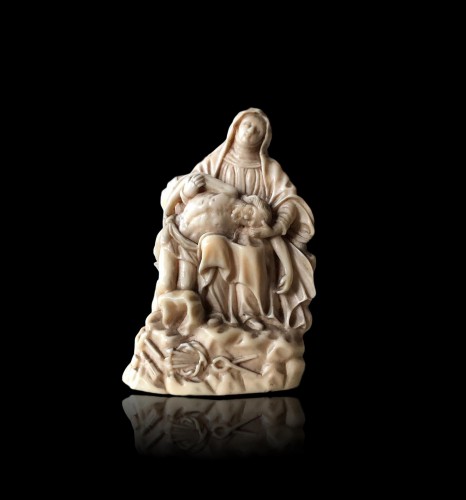 Art sacré, objets religieux  - Pieta miniature en ivoire sculpté XVIIe siècle