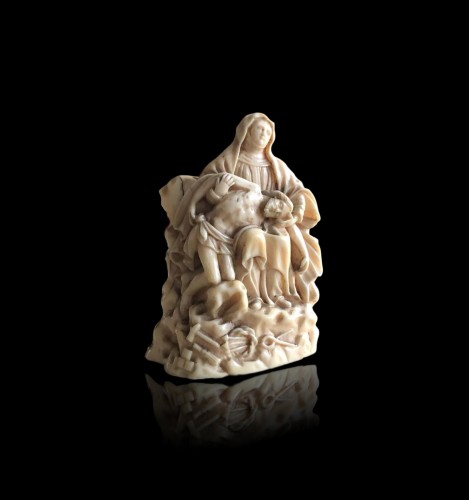A miniature ivory Pieta.17th century - 