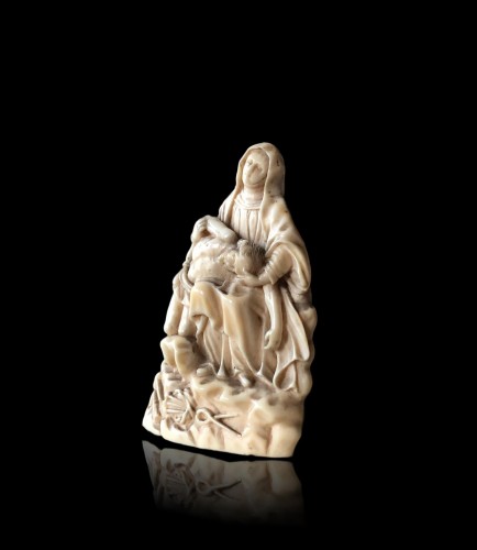 XVIIe siècle - Pieta miniature en ivoire sculpté XVIIe siècle