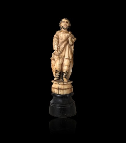 Antiquités - Ensemble de sept sculptures en ivoire - Travail indo-portugais XVIIe siècle