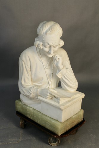 Liseuse en marbre de Carrare M Cuturi - Sculpture Style 