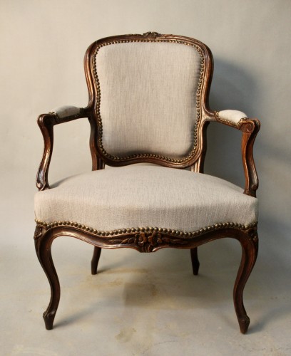 XVIIIe siècle - Suite de quatre fauteuils cabriolet Louis XV