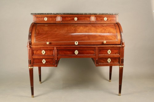 Important mahogany cylinder desk stamped PETIT - Furniture Style 