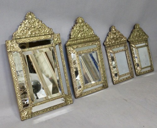 Suite de 4 miroirs à fronton en laiton repoussé fin 19e
