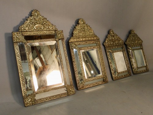 Suite de 4 miroirs à fronton en laiton repoussé fin 19e - Miroirs, Trumeaux Style 