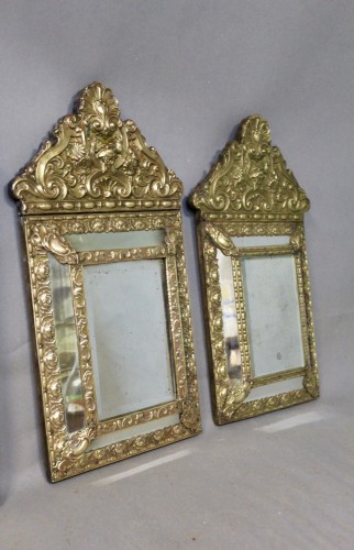 Miroirs, Trumeaux  - Suite de 4 miroirs à fronton en laiton repoussé fin 19e